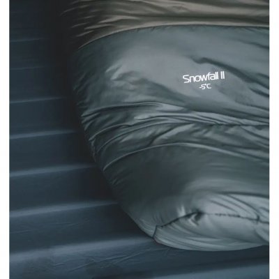 Med sin skal i genanvendt nylon ripstop og MicroThermo High Loft-isolering giver soveposen optimal varme i minusgrader.