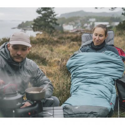 Soveposen bruger dobbelte lag isolering, som sammen med den kropsformede konstruktion giver god isolering med en lille pakkestør