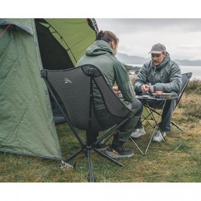 Pakkevenlig campingstol med teleskopisk design, drejefunktion og ben, der kan justeres til forskellige højder.