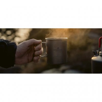 Holdbar kop i titanium med en kapacitet på 450 ml.