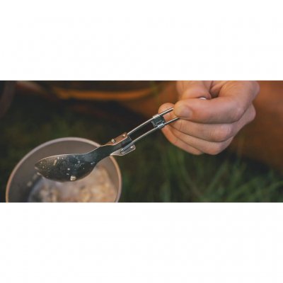 Kombinationen af ske og gaffel gør den sammenklappelige spork fra Robens perfekt til de fleste måltider i det fri.
