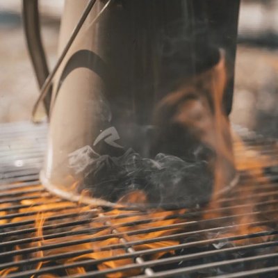 Robens Tongass emaljeret kaffekedel fungerer lige så godt på campingkomfuret som over åben ild.