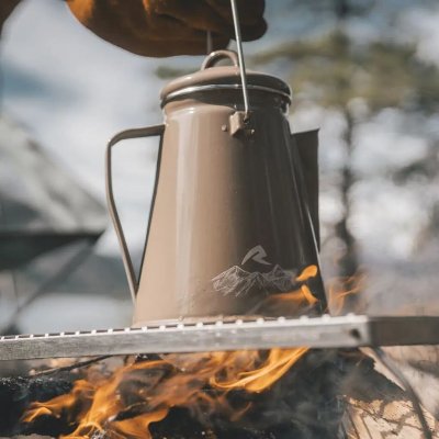 Khakifarvet emaljeret kaffekedel fra Robens med bøjle til ophæng i krog over ild.