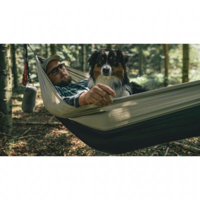 Tag din hund med i hængekøjen. Robens Trace Hammock har høje kanter for din tryghed.