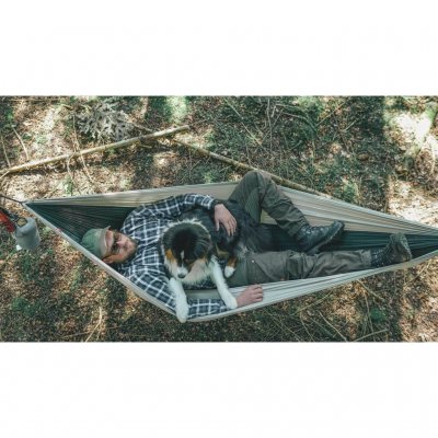 Tag din hund med i hængekøjen. Robens Trace Hammock har høje kanter for din tryghed.