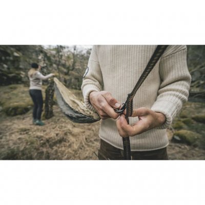 Kraftige stropper og karabinhager giver en maksimal belastning på 200 kg for hængekøjen.