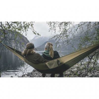 Hængekøje med tilbehør fra Robens, der lader dig sove hængende udendørs i al slags vejr – alt du behøver er to træer.
