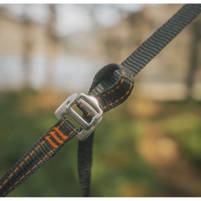 Hængekøjen har stærke ophængsremme og robuste aluminiumsspænder.