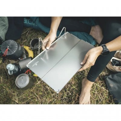 Bordet er nemt at montere og klappe sammen.