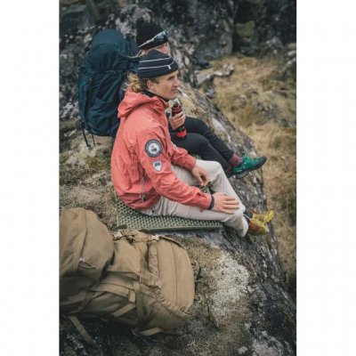 En smart variant af det klassiske liggeunderlag, som er mere pakkevenligt og giver bedre varme.