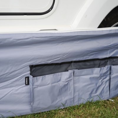 To store rum med lynlås og fire lommer.