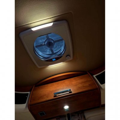 Smart Living Tagventilator inde fra autocamperen eller campingvognen.