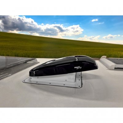 Smart Living Tagventilator monteret på campingvogn.