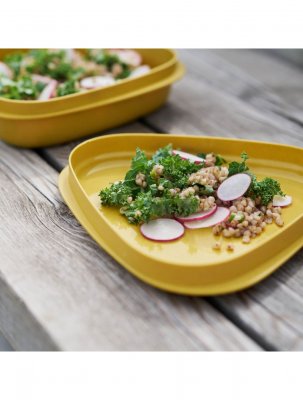 Dens høje kant betyder, at den passer til de fleste retter og gør den stabelbar og pakkevenlig.