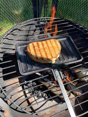 Tilbered sandwichene direkte over åben ild eller ild.