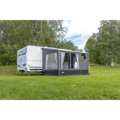 Sider og front med dør fra Svenska Tält, der passer til både Fiamma Caravanstore XL taskemarkiser og Thule Omnistor 1200 taskema