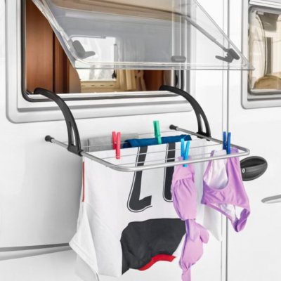 Stativet er fastgjort til vinduet i campingvognen eller mobilhomet.