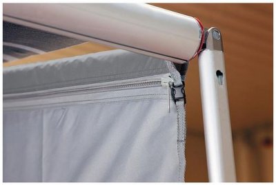 Sidevæggen er fastgjort til armen på posemarkisen.