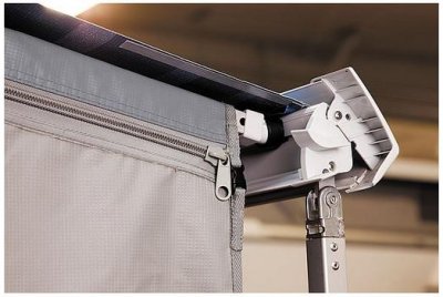 Lynlås øverst gør det muligt at tage sidevæggen ned uden at fjerne posemarkisen.