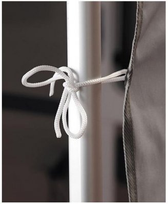 Sidevæggen er fastgjort til posens forteltben.